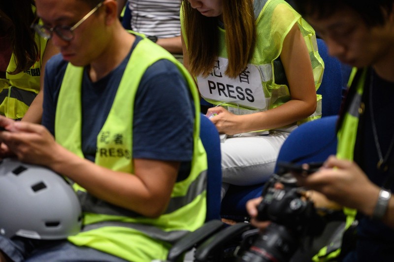 香港記協強調，示威現場採訪的記者均穿著寫有「記者」或「PRESS」字樣的反光衣、頭盔並出示記者證，容易與示威者區別。（法新社）