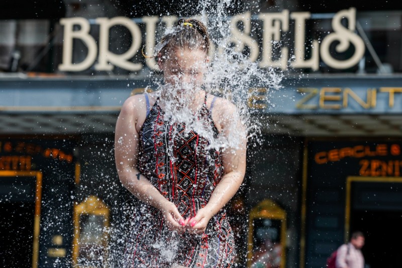近日來歐洲遭逢今夏第2波熱浪，多國皆創下史上最高溫。圖為比利時民眾利用街上的噴泉消暑。（歐新社）
