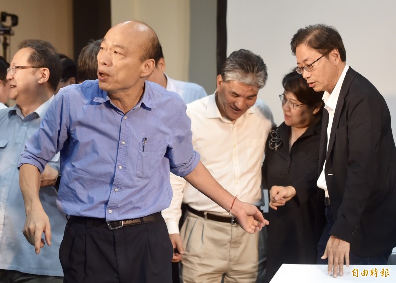 國民黨總統參選人韓國瑜(前)17日舉辦國政顧問團成軍記者會,總召張善政(右)在記者會上指出,要請總統蔡英文到關公與媽祖廟前發誓,確定不會打壓已經公開的百位顧問,那他才會把100位不願公布的顧問名單公布出來。(記者簡榮豐攝) 國民黨總統參選人韓國瑜(前)17日舉辦國政顧問團成軍記者會,總召張善政(右)在記者會上指出,要請總統蔡英文到關公與媽祖廟前發誓,確定不會打壓已經公開的百位顧問,那他才會把100位不願公布的顧問名單公布出來。(記者簡榮豐攝)