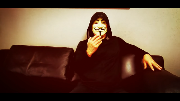 日本一名自稱來自2062年的時空旅人，曾在2011年311大地震前告知「爬到山上」，並且成功預言2016年4月的熊本大地震。（圖擷取自YouTube）