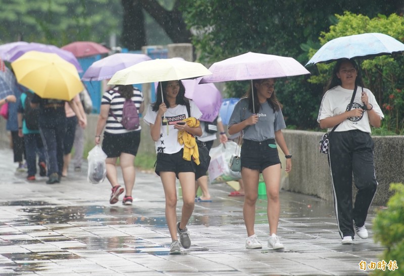 明天中南部、東半部及澎湖、金門有局部短暫陣雨或雷雨,北部地區亦有零星短暫陣雨,其他地區及馬祖為多雲;午後各地有局部短暫雷陣雨,並有局部大雨發生的機率,特別提醒北台灣地區有發生大雷雨的可能。(記者黃志源攝) 明天中南部、東半部及澎湖、金門有局部短暫陣雨或雷雨,北部地區亦有零星短暫陣雨,其他地區及馬祖為多雲;午後各地有局部短暫雷陣雨,並有局部大雨發生的機率,特別提醒北台灣地區有發生大雷雨的可能。(記者黃志源攝)