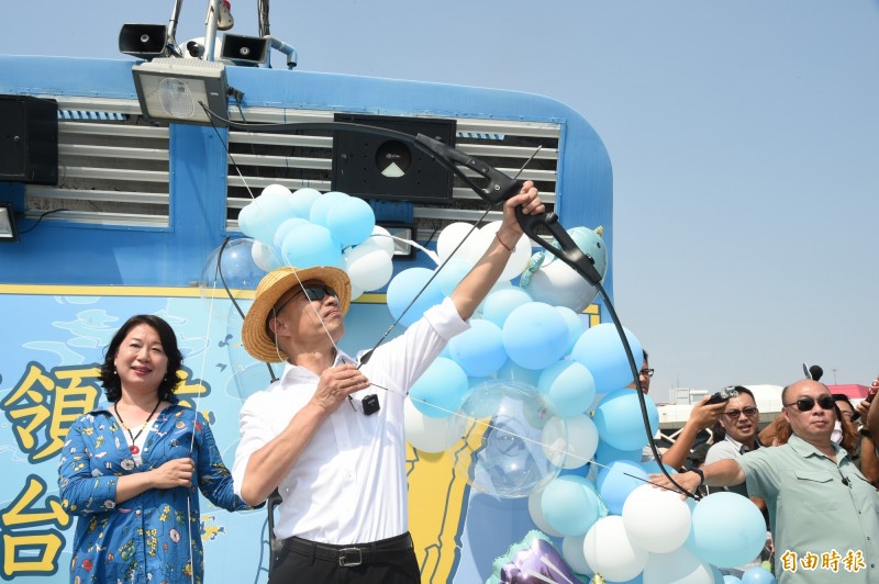 韓國瑜正午高溫戴魯夫帽  遊艇上射選前百日穿雲箭 - 政治 - 自由時報