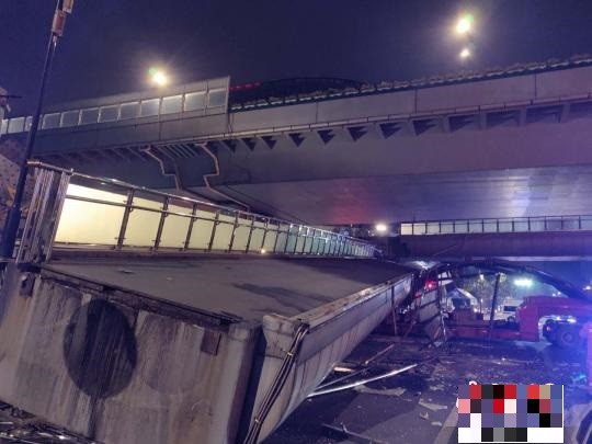 中國杭州市醫院前天橋被貨車頂撞垮。（圖擷取自網路）