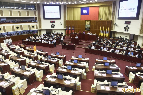 台北市議會今晚也審完台北市長柯文哲任內最後1年編列的108年台北市政府總預算案,原本歲出(工程開發、活動等支出)1555.46億元,議會通過1649.17億元,慷慨大放送,小刪6.29億元、約0.37%,是近4年最低。(資料照) 台北市議會今晚也審完台北市長柯文哲任內最後1年編列的108年台北市政府總預算案,原本歲出(工程開發、活動等支出)1555.46億元,議會通過1649.17億元,慷慨大放送,小刪6.29億元、約0.37%,是近4年最低。(資料照)
