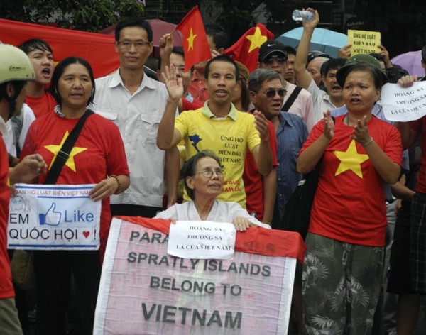 國際組織「人權觀察」（Human Right Watch）日前發布的《2019世界人權報告》指出，越南的人權狀況持續惡化。圖為2012年越南人民在首都河內示威的畫面。（美聯社）