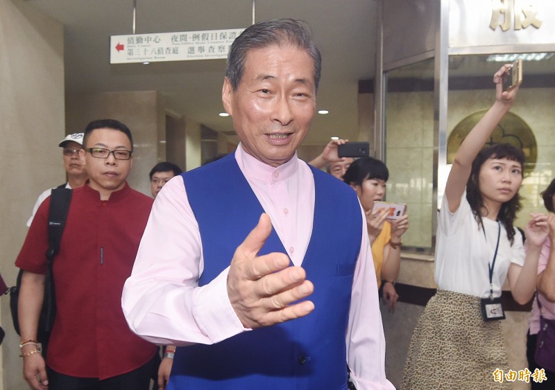 中華統一促進黨總裁「白狼」張安樂,被控接受中國金援,在台從事組織犯罪,台北地檢署今偵結,依未經許可設立專戶收受政治獻金、偽造文書、業務侵占及幫助逃漏稅等罪將他起訴,張安樂13日另案到北檢出庭後離去。(記者廖振輝攝) 中華統一促進黨總裁「白狼」張安樂,被控接受中國金援,在台從事組織犯罪,台北地檢署今偵結,依未經許可設立專戶收受政治獻金、偽造文書、業務侵占及幫助逃漏稅等罪將他起訴,張安樂13日另案到北檢出庭後離去。(記者廖振輝攝)