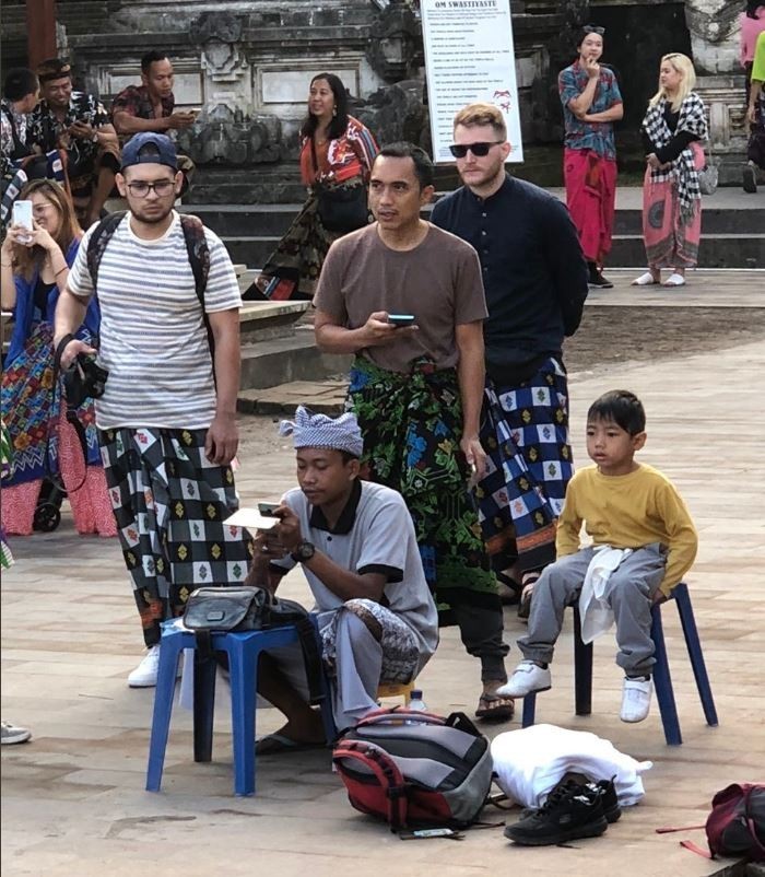 當地攝影師在鏡頭底下加上一片鏡子，製造出美麗倒影的假象。（圖擷取自Polina Marinova推特）
