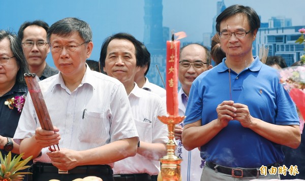 台北市長柯文哲(左)在民政局長藍世聰(右)等人陪同下,今出席主持廣慈博愛園區ABC標統包工程聯合開工祈福典禮。藍世聰說,他若被開除黨籍,是百般不願意但是又何奈,希望黨中央能思考這是多大傷害。(記者廖振輝攝) 台北市長柯文哲(左)在民政局長藍世聰(右)等人陪同下,今出席主持廣慈博愛園區ABC標統包工程聯合開工祈福典禮。藍世聰說,他若被開除黨籍,是百般不願意但是又何奈,希望黨中央能思考這是多大傷害。(記者廖振輝攝)