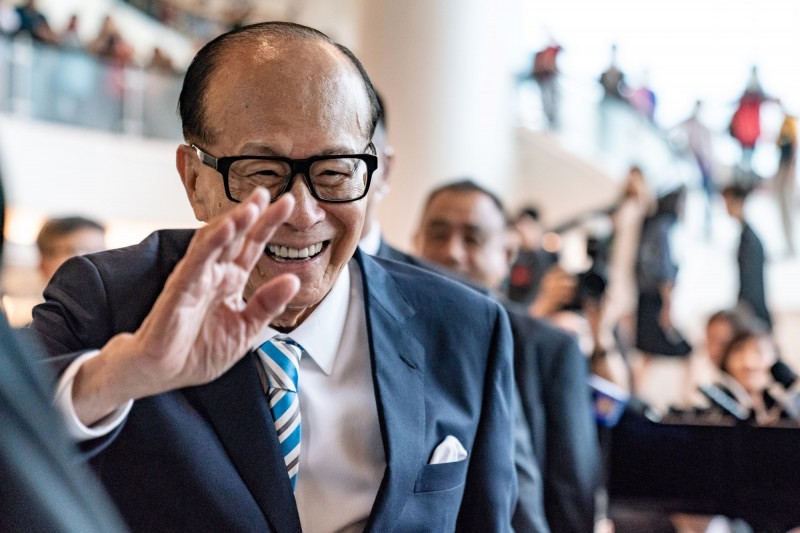 香港首富李嘉誠向中共國企子公司「中國資源交通」追討債務，並向法院申請該集團主席曹忠破產。（彭博）