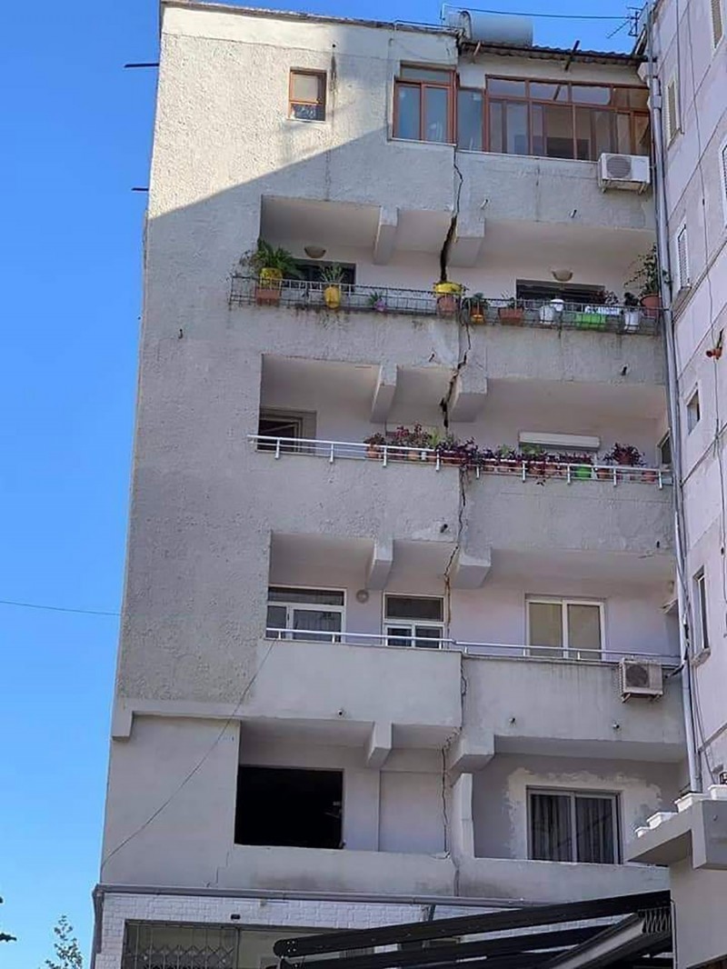有一棟公寓大樓嚴重受損，裂痕從6樓延伸到1樓地面。（美聯社）