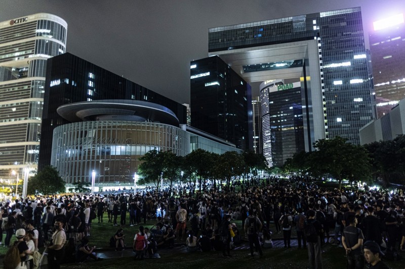 香港立法會今天上午將續審《逃犯條例》，大批香港民眾夜圍立法會。（彭博）