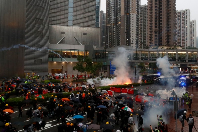 香港825荃灣遊行再爆警民流血衝突，警方出動火砲車、催淚彈清場。（路透）