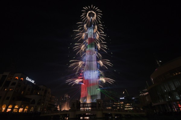 台灣時間4時，阿拉伯聯合大公國杜拜的全球第一高樓杜拜「哈里發塔」，壯觀的跨年燈光秀及煙火秀吸引全球目光。（法新社）