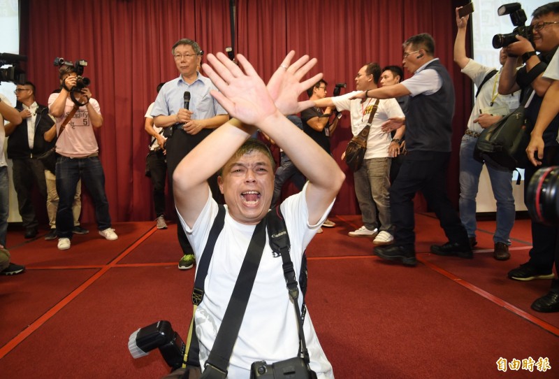 台北市長柯文哲今(6)日在台大醫院國際會議中心舉行「台灣民眾黨」創黨大會,並獲選為黨主席。根據新聞畫面顯示,「黑色島國青年陣線」核心成員賴品妤被列在黨員名冊中。對此,賴品妤激動澄清,自己不是該黨成員,更直言,「這是妨害名譽!」圖為柯文哲的貼身攝影「金牌」(今)在「民眾黨」創黨成立大會中出面管控秩序。(記者劉信德攝) 台北市長柯文哲今(6)日在台大醫院國際會議中心舉行「台灣民眾黨」創黨大會,並獲選為黨主席。根據新聞畫面顯示,「黑色島國青年陣線」核心成員賴品妤被列在黨員名冊中。對此,賴品妤激動澄清,自己不是該黨成員,更直言,「這是妨害名譽!」圖為柯文哲的貼身攝影「金牌」(今)在「民眾黨」創黨成立大會中出面管控秩序。(記者劉信德攝)
