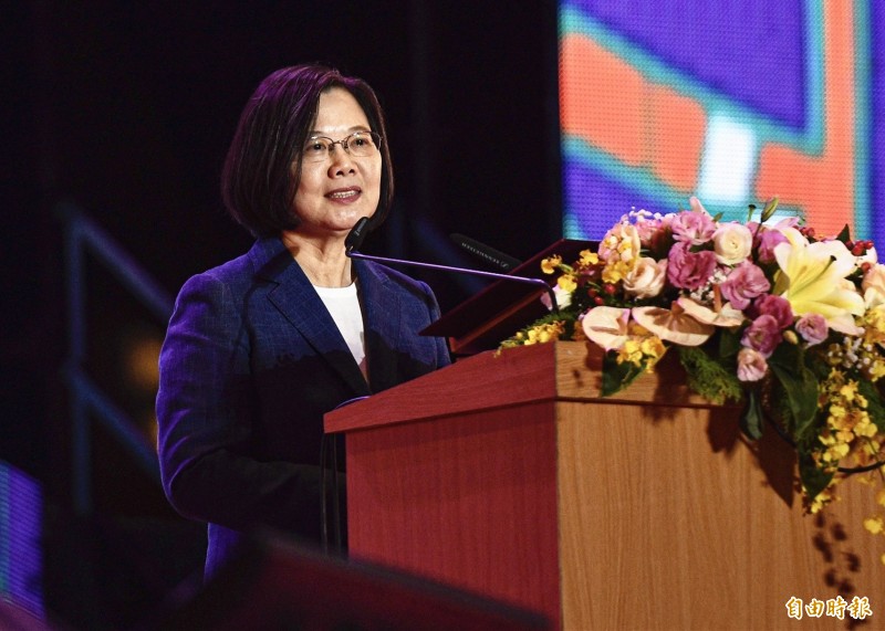 蔡英文總統(見圖)明日國慶談話主題為「堅韌之國,前進世界」,呼籲團結、堅守民主、壯大台灣,也揭示下階段的國家目標是要提振台灣人的國家自信,在自由民主旗幟下的一致團結,將會讓台灣能夠更為強盛,一天比一天更加進步。圖為蔡總統今晚在桃園出席國慶晚會。(記者李容萍攝) 蔡英文總統(見圖)明日國慶談話主題為「堅韌之國,前進世界」,呼籲團結、堅守民主、壯大台灣,也揭示下階段的國家目標是要提振台灣人的國家自信,在自由民主旗幟下的一致團結,將會讓台灣能夠更為強盛,一天比一天更加進步。圖為蔡總統今晚在桃園出席國慶晚會。(記者李容萍攝)