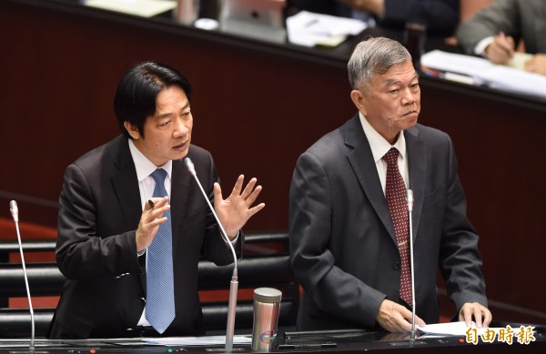 行政院長賴清德今天上午同意停止興建深澳電廠,對此,民進黨立委劉建國下午質詢時要求賴清德,追究當初到底是哪個幕僚說深澳非蓋不可,賴清德對此表示,「你想,我可以檢討當初核定的行政院副院長朱立倫嗎?」(記者劉信德攝) 行政院長賴清德今天上午同意停止興建深澳電廠,對此,民進黨立委劉建國下午質詢時要求賴清德,追究當初到底是哪個幕僚說深澳非蓋不可,賴清德對此表示,「你想,我可以檢討當初核定的行政院副院長朱立倫嗎?」(記者劉信德攝)