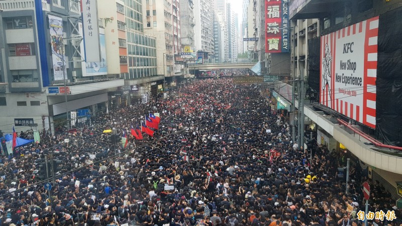 香港16日200萬人參與反送中大遊行。立法院朝野黨團今協商後,發表共同聲明,譴責並抗議港府武力處理群眾運動,聲援香港人民對民主自由的訴求,籲港府撤回「逃犯條例」草案同時建議政府,以行動支持香港人民,提供關懷與援助。(資料照,記者簡惠茹攝) 香港16日200萬人參與反送中大遊行。立法院朝野黨團今協商後,發表共同聲明,譴責並抗議港府武力處理群眾運動,聲援香港人民對民主自由的訴求,籲港府撤回「逃犯條例」草案同時建議政府,以行動支持香港人民,提供關懷與援助。(資料照,記者簡惠茹攝)