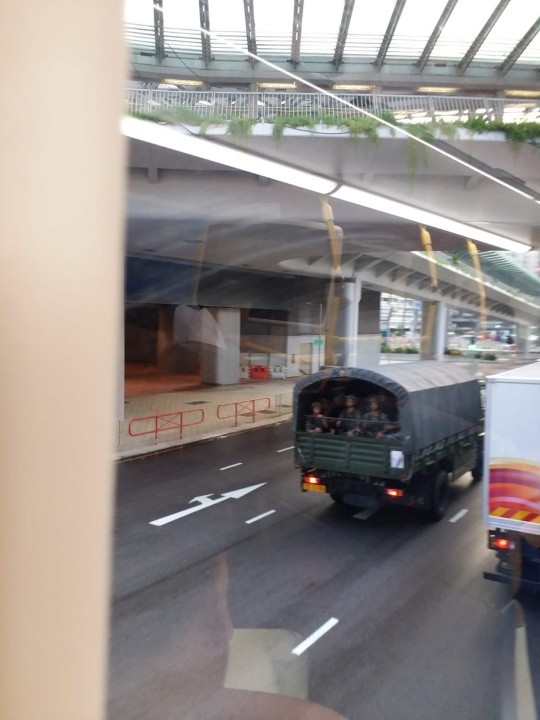 網友在西九龍站拍攝到軍車載有兵力。（圖擷取自LIHKG）