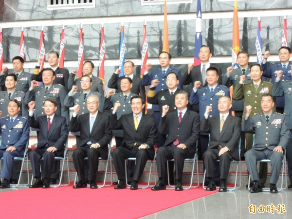 Fw: [新聞]首位女性三軍統帥 蔡英文週日視導國軍部隊