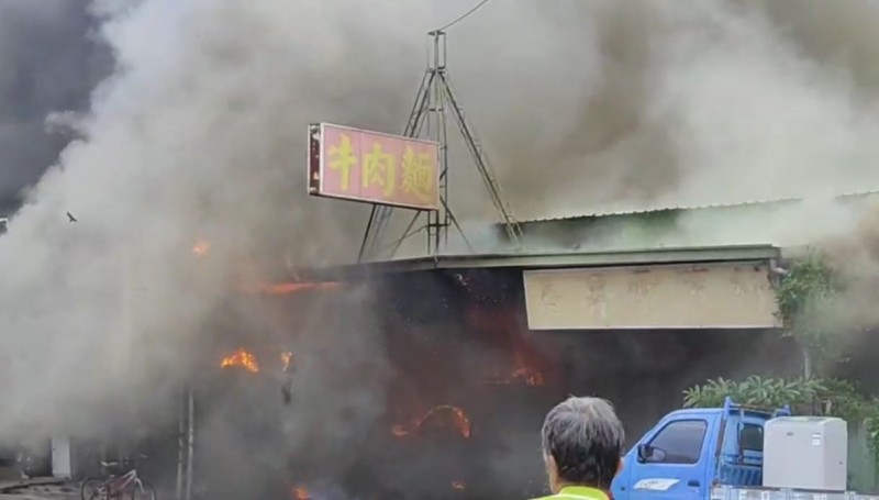 牛肉麵店火警，消防隊員搶救中。（讀者提供）