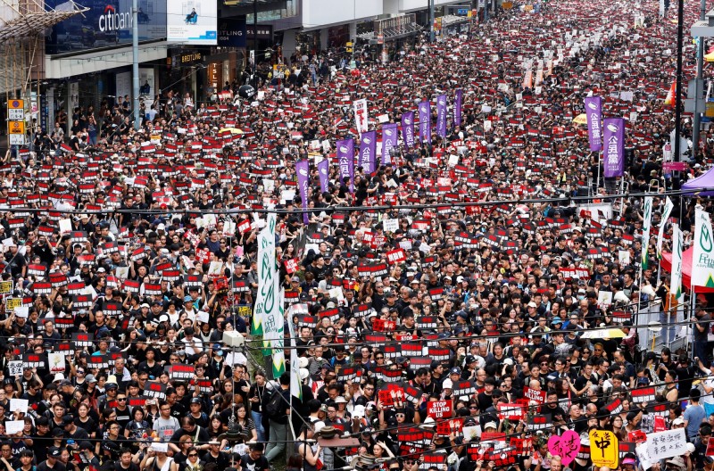 香港民眾不滿特首林鄭月娥宣布送中「逃犯條例」只是暫緩修訂但不撤回，今（16日）繼續上街示威，大數據預估人數有72％的機率達到144萬人。（路透）