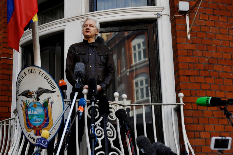 維基解密(WikiLeaks)今(10)日表示發現大量證據,指該公司創辦人阿山吉(Julian Assange)自2012年接受厄瓜多駐英大使館的政治庇護以來,近期受到複雜的間諜監視,恐隨時被逐出大使館。圖為阿山吉於厄國駐英使館接受訪問。(路透) 維基解密(WikiLeaks)今(10)日表示發現大量證據,指該公司創辦人阿山吉(Julian Assange)自2012年接受厄瓜多駐英大使館的政治庇護以來,近期受到複雜的間諜監視,恐隨時被逐出大使館。圖為阿山吉於厄國駐英使館接受訪問。(路透)