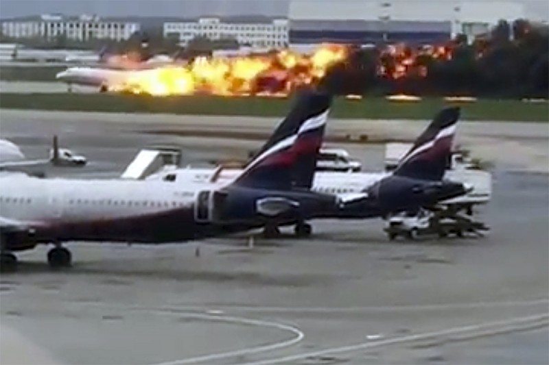 俄羅斯航空客機起火迫降,驚險畫面曝光。(美聯社) 俄羅斯航空客機起火迫降,驚險畫面曝光。(美聯社)