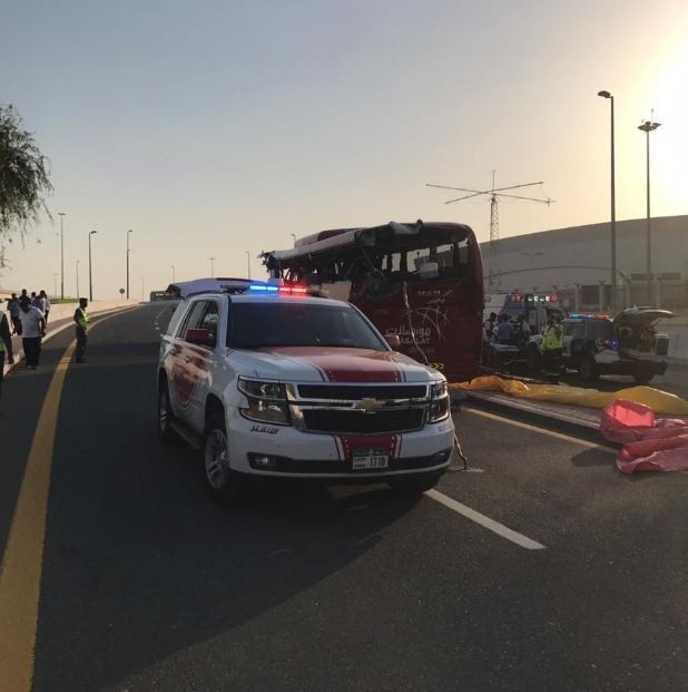 杜拜6日有公車疑似撞到架空標誌釀車禍，17名來自不同國家的民眾死亡，其中死者多為印度人。（圖擷取自推特）