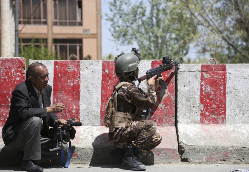 阿富汗首都喀布爾(Kabul)市中心今(20)日驚傳多聲槍響及自殺爆炸案,位於阿富汗通訊文化部大樓附近,鄰近其他部會大廈及總統府和國際飯店。(美聯社) 阿富汗首都喀布爾(Kabul)市中心今(20)日驚傳多聲槍響及自殺爆炸案,位於阿富汗通訊文化部大樓附近,鄰近其他部會大廈及總統府和國際飯店。(美聯社)