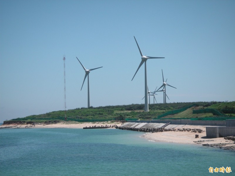 總統蔡英文昨（18）日才剛宣布離岸風場正式開工，今天又有好消息，綠黨今在臉書上發文提到，台灣再生能源發電總功率在今（19）早短暫超越核能發電，並提到「以後將成常態」。（資料照）