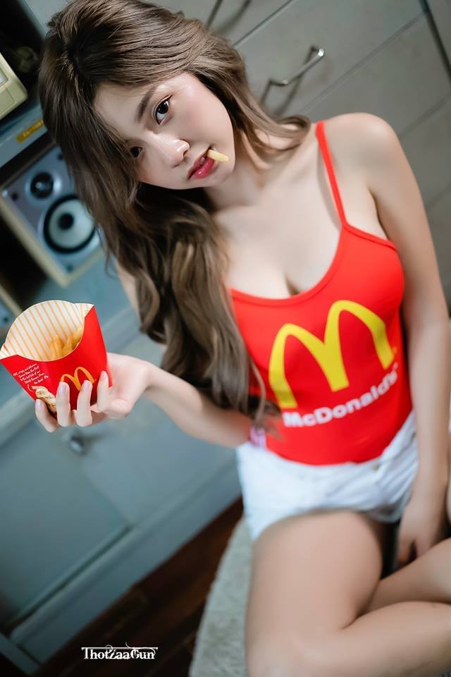 日前網路流傳一組「麥當勞甜心」的正妹照，照片中身材姣好的正妹引發許多網友熱議。（圖擷自臉書）