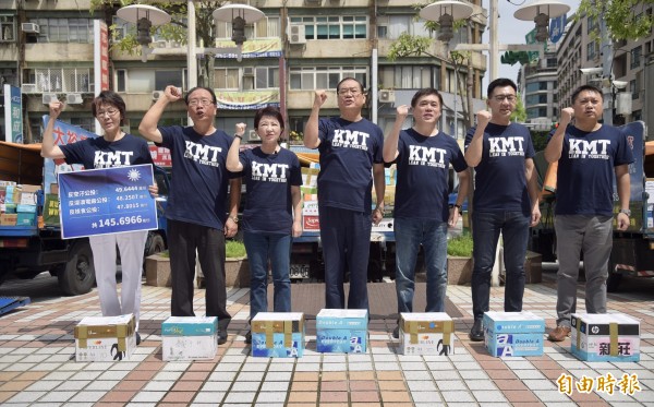 國民黨27日在中央黨部前舉行「反核食、反空污、反深澳電廠」三項公投案連署書送件記者會,國民黨副主席曾永權(中)、郝龍斌(右3)及同黨立委等立委出席,並在記者會完畢後將四車連署書送往中選會。(記者黃耀徵攝)
國民黨27日在中央黨部前舉行「反核食、反空污、反深澳電廠」三項公投案連署書送件記者會,國民黨副主席曾永權(中)、郝龍斌(右3)及同黨立委等立委出席,並在記者會完畢後將四車連署書送往中選會。(記者黃耀徵攝)