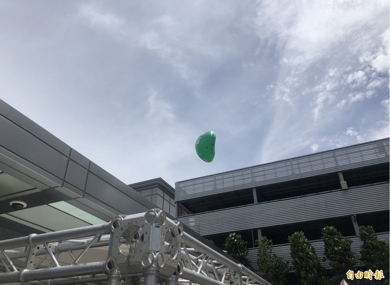 長榮航空在公司停車場放出的「回家吧」大型空飄氣球，不敵強勁風力，被吹到破掉洩氣。（記者魏瑾筠攝）

