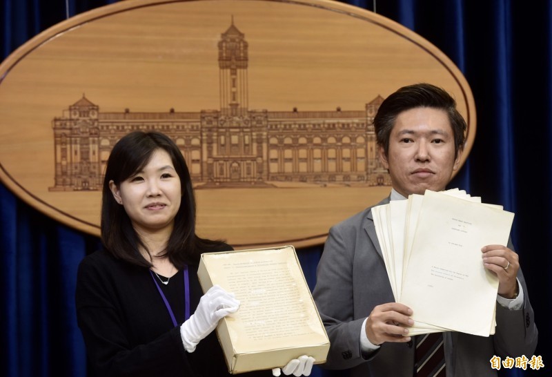 總統府今開記者會，公布總統蔡英文的博士論文原始文件。（記者簡榮豐攝）