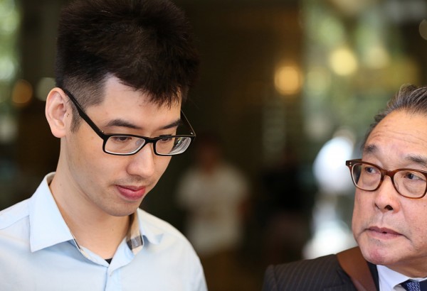 澳洲一間財務管理公司一名中國籍員工鄭毅被控非法下載客戶含個資在內的文件,並轉寄至自己的電子郵件,當地警方接獲該公司疑似出現網路安全違規行徑報案啟動調查。鄭男上月17日攜妻兒準備離開澳洲時被逮。(歐新社) 澳洲一間財務管理公司一名中國籍員工鄭毅被控非法下載客戶含個資在內的文件,並轉寄至自己的電子郵件,當地警方接獲該公司疑似出現網路安全違規行徑報案啟動調查。鄭男上月17日攜妻兒準備離開澳洲時被逮。(歐新社)