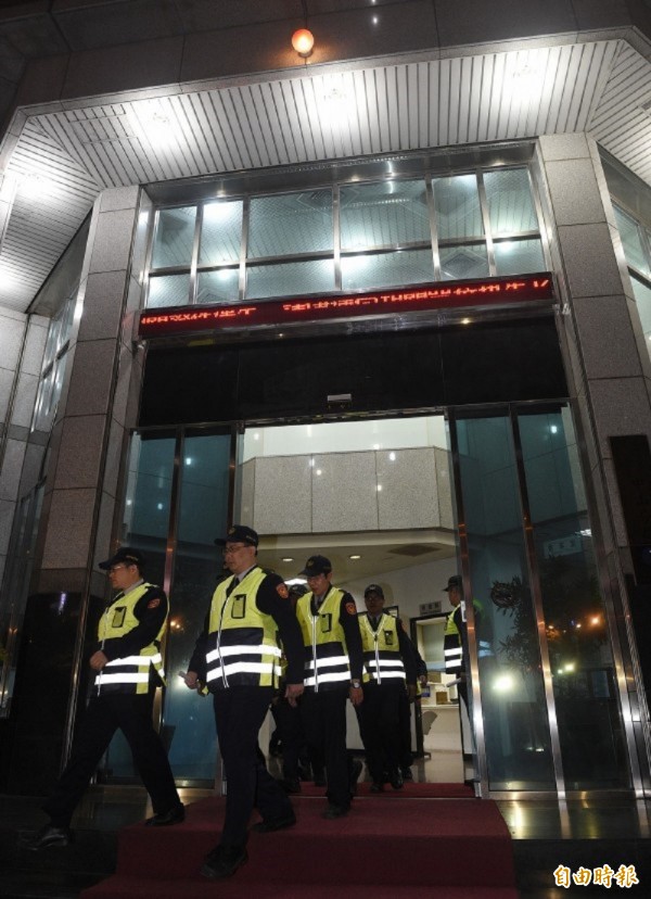 中山警分局官警包庇色情業,台北地檢署去年起訴中山一派出所前所長林崇成等10名官警後,又循線查出其他官警涉案,今指揮調查局北部地區機動工作站,搜索4名官警及2名酒店業者辦公室,再外加1名證人,總共約談7人到案。(資料照) 中山警分局官警包庇色情業,台北地檢署去年起訴中山一派出所前所長林崇成等10名官警後,又循線查出其他官警涉案,今指揮調查局北部地區機動工作站,搜索4名官警及2名酒店業者辦公室,再外加1名證人,總共約談7人到案。(資料照)