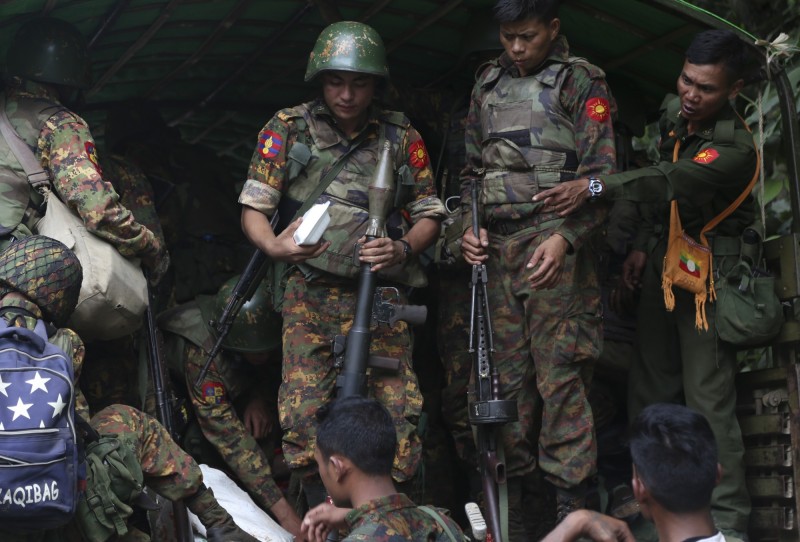少數民族叛亂份子日前在緬甸北部發動攻擊，目前至少造成19人喪生，死者包括警察和平民。圖為發生襲擊後，抵達當地的軍事人員。（歐新社）