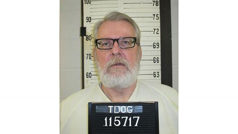 美國死刑犯行刑前念聖經懺悔？美國56歲男子威斯特（Stephen West）在30幾年前性侵、刺殺同事15歲女同學及其51歲母親，隨後在33年間多次逃過死刑，直到15日晚間，在享用晚餐後他終於坐上電椅，邊哭邊留下他的遺言。（法新社）