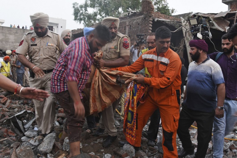 印度爆竹工廠大爆炸，至少已經18人死亡，由於爆炸時不確定有多少人在廠內，死傷人數有可能繼續攀升。（美聯社）