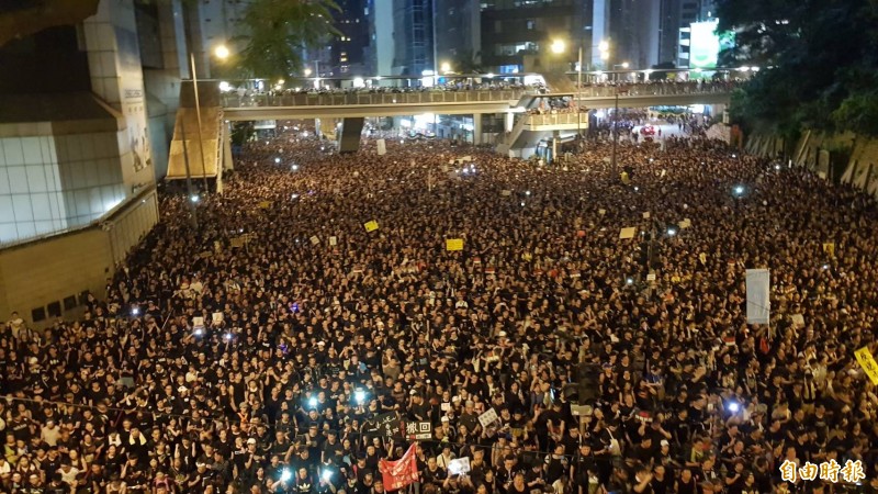香港16日再度舉辦反送中大遊行，主辦單位民陣晚間11點宣布，遊行總人數200萬+1人。（記者簡惠茹攝