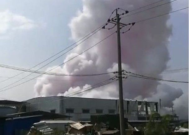 廣西玉林一家化工廠今中午突然發生爆炸，現場冒出粉紅色濃煙，散發濃濃異味。（圖擷自網路）