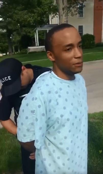 美國24歲非裔男子杜克斯(Shaquille Dukes)度假時感染肺炎,住院後穿著病人服、帶著靜脈點滴和2名黑人朋友出去散步,結果被當成是在偷竊醫療器材,3人全遭警方逮捕。(圖擷自Shaquille Dukes臉書) 美國24歲非裔男子杜克斯(Shaquille Dukes)度假時感染肺炎,住院後穿著病人服、帶著靜脈點滴和2名黑人朋友出去散步,結果被當成是在偷竊醫療器材,3人全遭警方逮捕。(圖擷自Shaquille Dukes臉書)