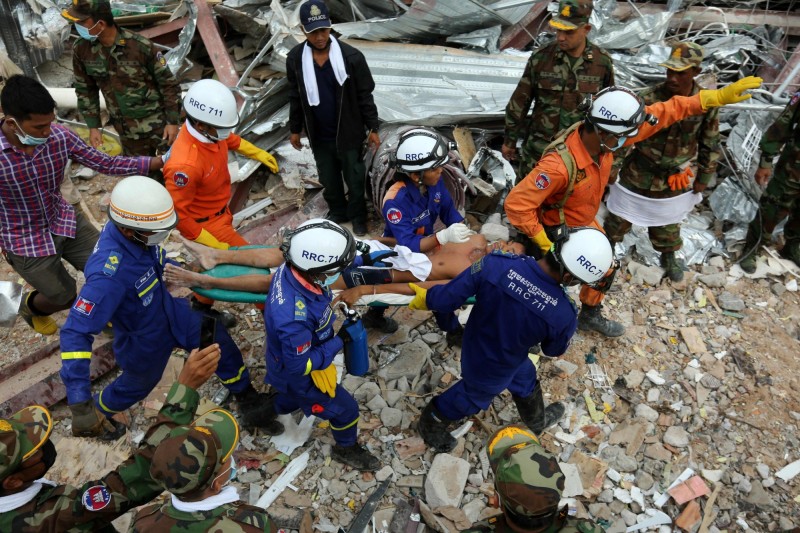 柬埔寨大樓倒塌3天後奇蹟式的救出2名遭活埋的生還者。（法新社）
