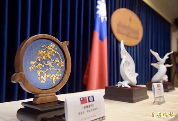 ç¸½çµ±åº8æ¥èè¡ç¸½çµ±è¡è±æãåæ¶ä¹æãè´ç¦®èªªææï¼å°è´è´åé¦è²éæ¯3ä»¶ç¦®åãï¼è¨èé»èå¾µæï¼