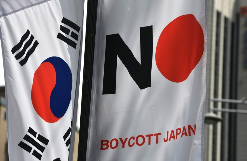 南韓外交部發言人金仁澈今（6）日表示，為保護國民的人身安全，必要時，會發布對日旅遊安全警示。圖為南韓高掛「抵制日本」的旗幟。（法新社）