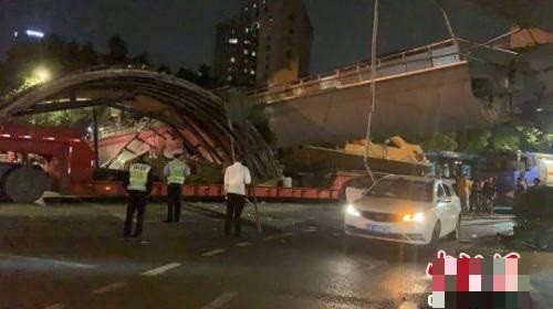 中國杭州市醫院前天橋被貨車頂撞垮。（圖擷取自網路）