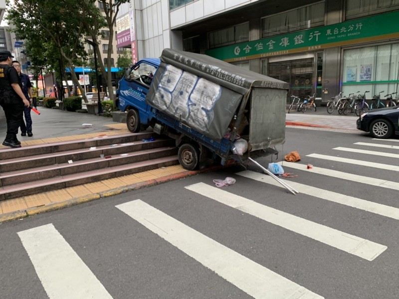 台北市東區傳發生重大車禍，小貨車衝上捷運國父紀念館站1號出口階梯撞傷逛街夫妻，妻子傷重OHCA失去生命跡象，經送醫搶救仍回天乏術，擦傷丈夫的悲嘆，「一個美滿的家庭就這樣粉碎掉了！」（記者邱俊福翻攝）