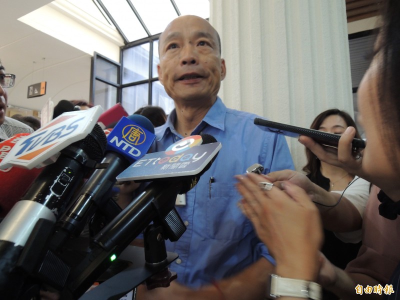 韓國瑜(見圖)今自爆前朝市府攝影官曾入侵市長室被抓,憂心被竊聽或監控。前高雄市政府行政暨國際處長陳瓊華發文批評,誰會找10年前就因表現不好而辭退的人去監聽?她諷刺,3個月前的案子現在才拿來說,這種存「相罵本」的手法,真的是「比運作市政還高瞻遠矚」。(記者王榮祥攝) 韓國瑜(見圖)今自爆前朝市府攝影官曾入侵市長室被抓,憂心被竊聽或監控。前高雄市政府行政暨國際處長陳瓊華發文批評,誰會找10年前就因表現不好而辭退的人去監聽?她諷刺,3個月前的案子現在才拿來說,這種存「相罵本」的手法,真的是「比運作市政還高瞻遠矚」。(記者王榮祥攝)