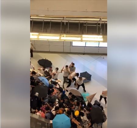 昨(21)日半夜香港元朗發生白衣人群毆市民事件,導致嚴重流血事件,疑似為香港警察勾結黑道且縱容黑道毆打民眾,港星黃秋生今(22)清晨也以簡短的6字「警察請問良知」發文表達憤慨。(圖擷取自「巴打絲打 Facebook Club」) 昨(21)日半夜香港元朗發生白衣人群毆市民事件,導致嚴重流血事件,疑似為香港警察勾結黑道且縱容黑道毆打民眾,港星黃秋生今(22)清晨也以簡短的6字「警察請問良知」發文表達憤慨。(圖擷取自「巴打絲打 Facebook Club」)