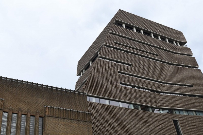 英國倫敦泰特美術館（Tate Modern），有一位17歲少年將6歲男童從10樓扔了下去。（法新社）